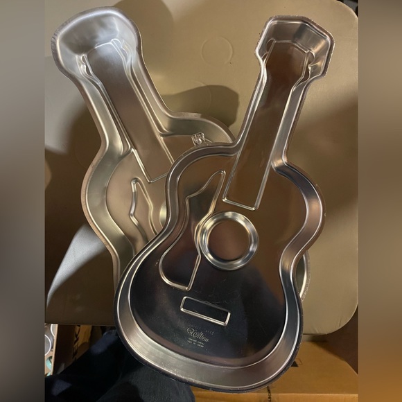 Wilton Guitar shaped cake pans - Picture 1 of 7